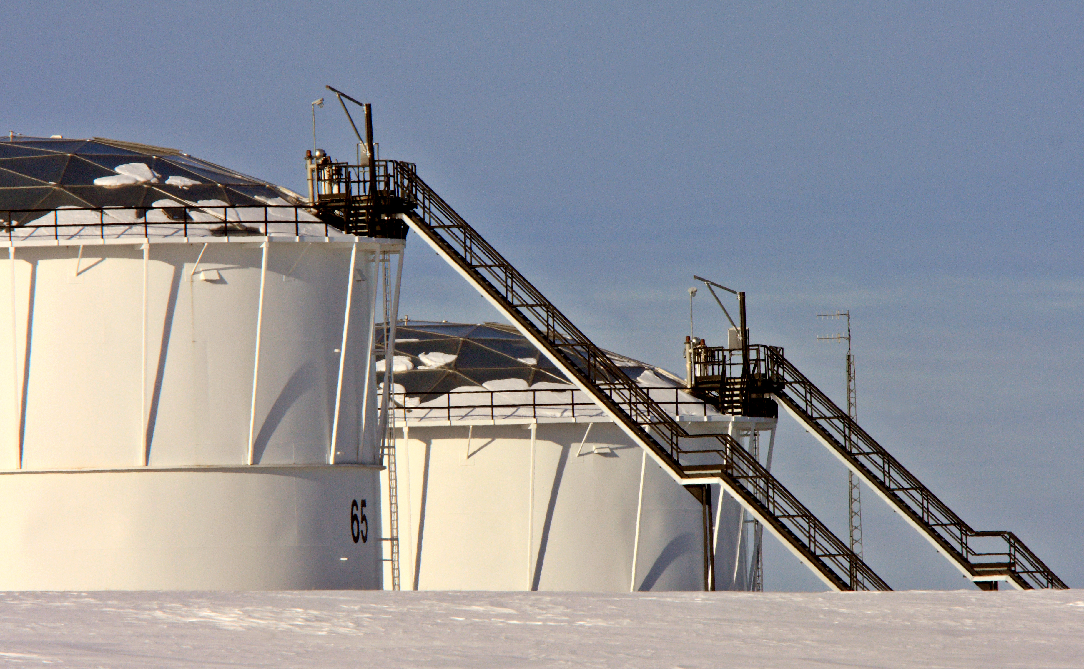 Floating-roof storage tanks